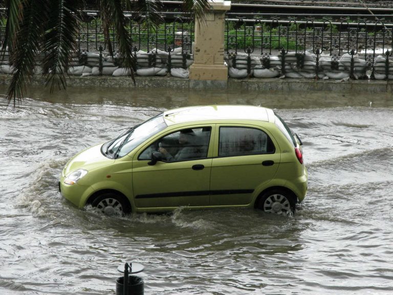 Maltempo a Roma: allagamenti e automobili danneggiate, strade interrotte – FOTO