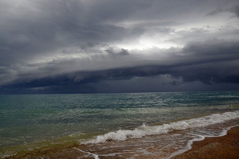 Nubifragio lampo e grandinata colpiscono la città: ci sono allagamenti, crolli e danni ingenti. Richiesto stato di calamità naturale. Le foto da Ragusa