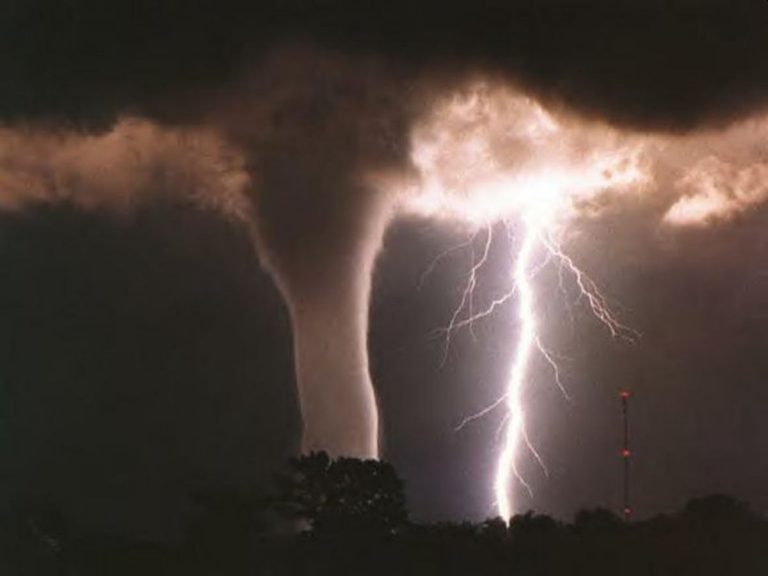 Tornado e tempesta di fulmini stanno creando ingentissimi danni: ci sono tetti scoperchiati e black-out. Video di quanto accaduto in Grecia