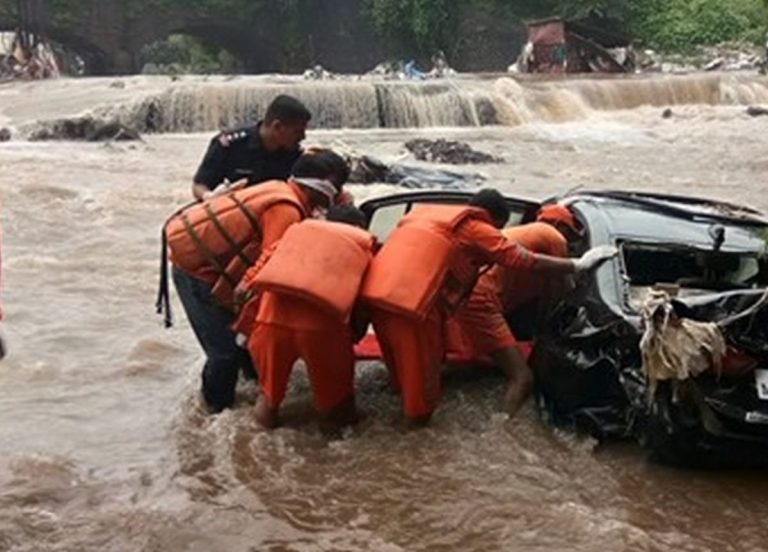 Inondazioni lampo determinano una scia di distruzione: ci sono vittime, fango e detriti invadono la città. Video di quanto sta accadendo in India