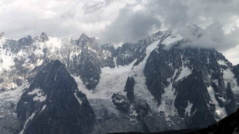 Il Monte Bianco sta accelerando il processo di slittamento: rischio maxi crollo sempre più elevato. Ecco cosa sta accadendo, diretta video