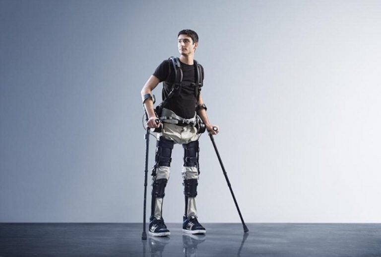 La nuova invenzione per far muovere i paraplegici: ecco l’esoscheletro speciale e come funziona