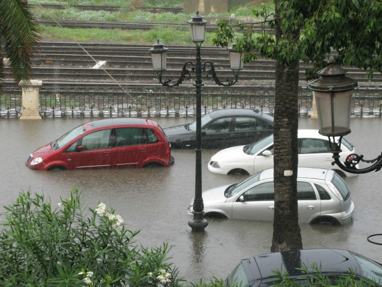 Nubifragio al centro Italia: fiumi di acqua e fango stanno sommergendo le auto, strade interrotte – FOTO