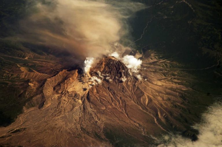 Eruzione in corso del pericoloso vulcano: colonna di cenere si sta levando in cielo – FOTO di quanto sta accadendo in Russia