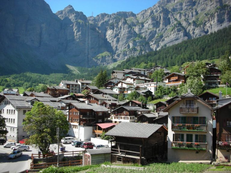 Offerta speciale: 50 mila franchi per restare o trasferirsi in questo paese della Svizzera. I requisiti che bisogna avere Offerta speciale: 50 mila franchi per restare o trasferirsi in questo paese della Svizzera. I requisiti che bisogna avere