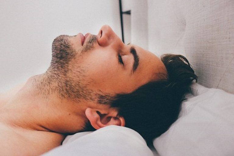 Sudorazioni notturne, quando sono presenti anche questi sintomi ci si deve preoccupare Sudorazioni notturne, quando sono presenti anche questi sintomi ci si deve preoccupare