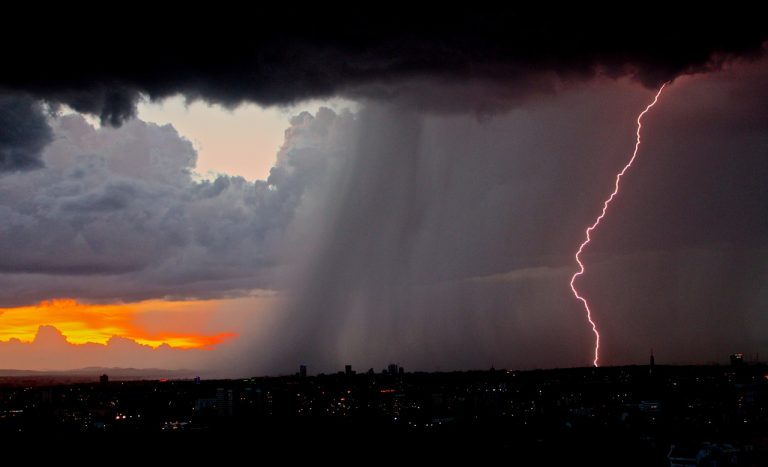 MALTEMPO – Ancora PIOGGE e TEMPORALI: Protezione Civile costretta ad emettere una nuova ALLERTA METEO, ecco la lista delle città interessate