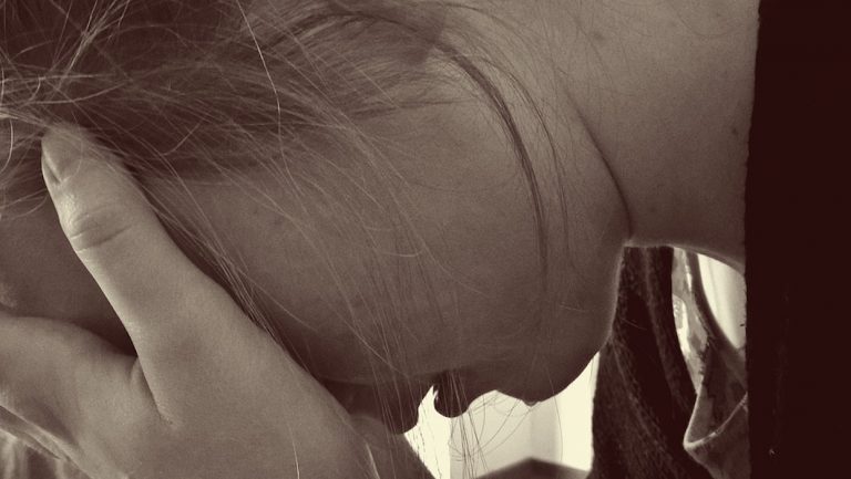 Depressione, le donne sono più a rischio: ecco perché e come affrontarla Depressione, le donne sono più a rischio: ecco perché e come affrontarla