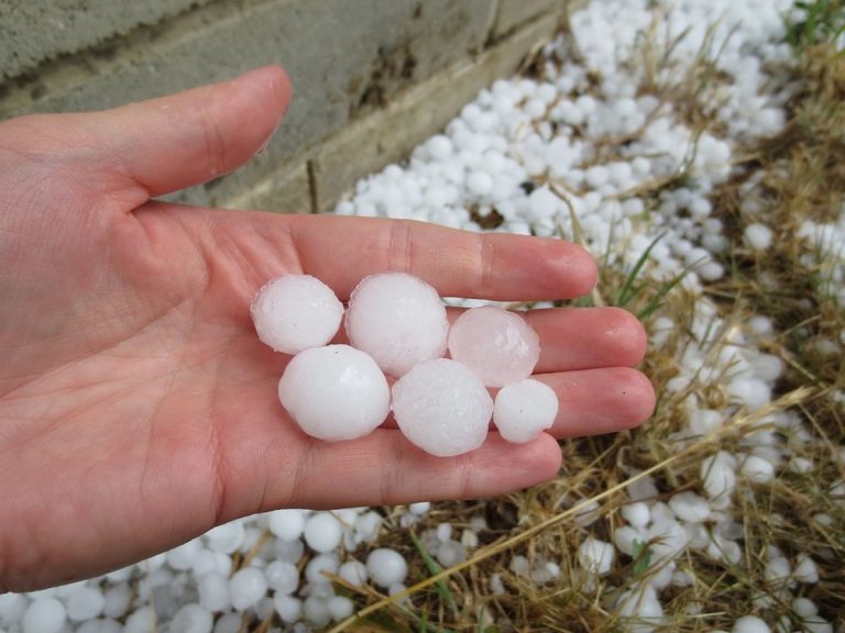 Tempesta di grandine e vento si abbatte sulla città poco fa: tetti scoperchiati, scuole e abitazioni sommerse dall’acqua. Gravissimi i danni del violento fenomeno in Argentina