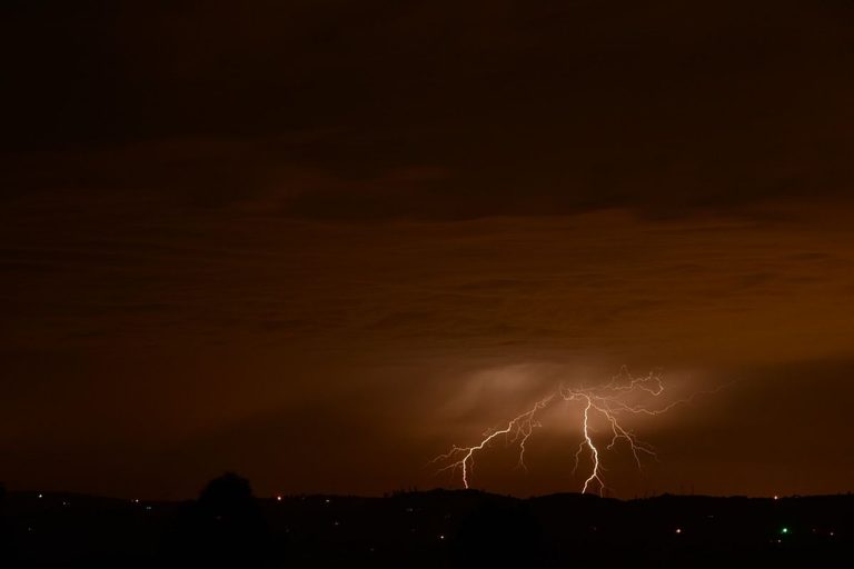 Pesante nubifragio con venti che sfiorano i 100 km/h colpisce la città: acqua e fango invadono strade e abitazioni. Numerosi i danni, il video dall’Argentina Pesante nubifragio con venti che sfiorano i 100 km/h colpisce la città: acqua e fango invadono strade e abitazioni. Numerosi i danni, il video dall’Argentina