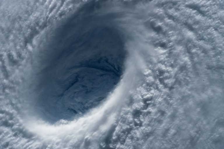 Allerta tifone Koinu: attesi venti oltre 160 km/h e tempeste a Taiwan (VIDEO)