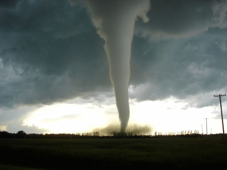 Tornado si abbatte sulla città poco fa: case distrutte, automobili e camion ribaltati e persone ferite. VIDEO di quanto accaduto in Francia