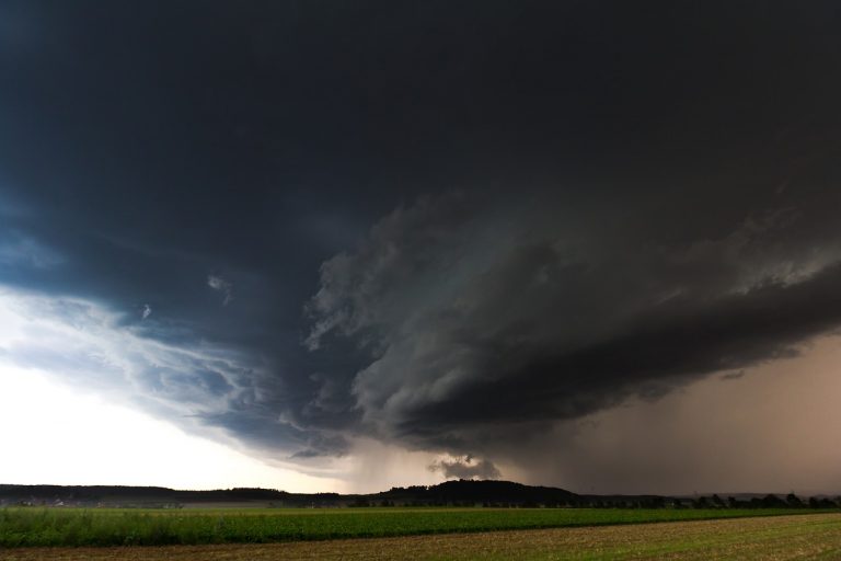 METEO – WEEKEND in compagnia di ACQUAZZONI e TEMPORALI, l’ITALIA torna nelle FAUCI dell’AUTUNNO, vediamo le zone colpite