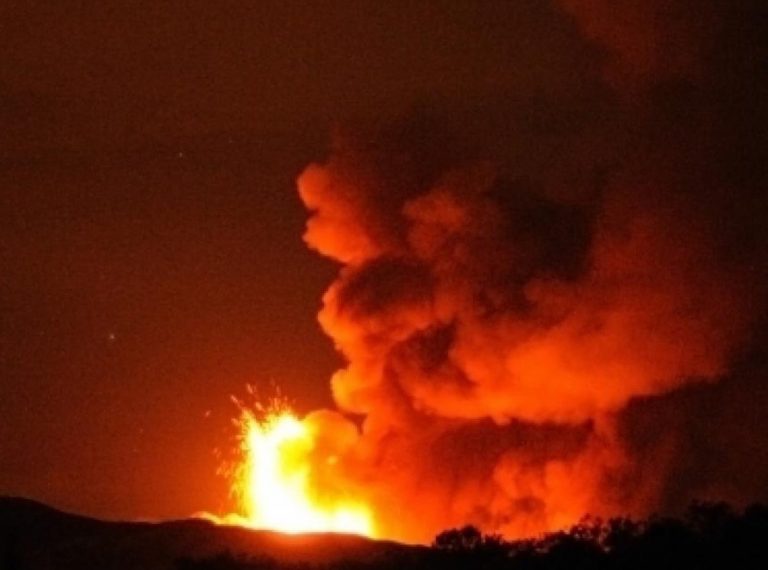 Il boato e poi la grossa esplosione del vulcano sottomarino: si teme eruzione maggiore. FOTO di quanto sta avvenendo a Tonga