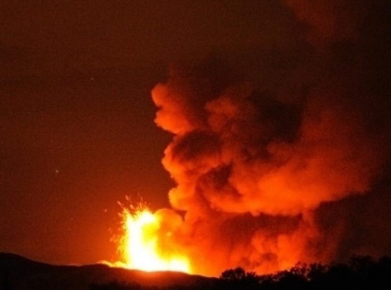 Il boato e poi la grossa esplosione del vulcano sottomarino: si teme eruzione maggiore. FOTO di quanto sta avvenendo a Tonga Il boato e poi la grossa esplosione del vulcano sottomarino: si teme eruzione maggiore. FOTO di quanto sta avvenendo a Tonga