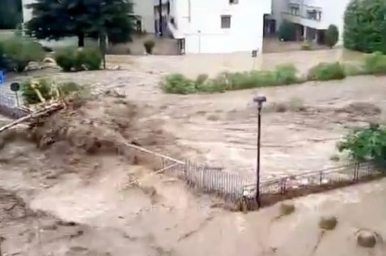 Il torrente rischia di esondare, acqua e fango nel lecchese. Timori per i livelli del Varrone – Foto di quanto sta accadendo in Lombardia Il torrente rischia di esondare, acqua e fango nel lecchese. Timori per i livelli del Varrone – Foto di quanto sta accadendo in Lombardia