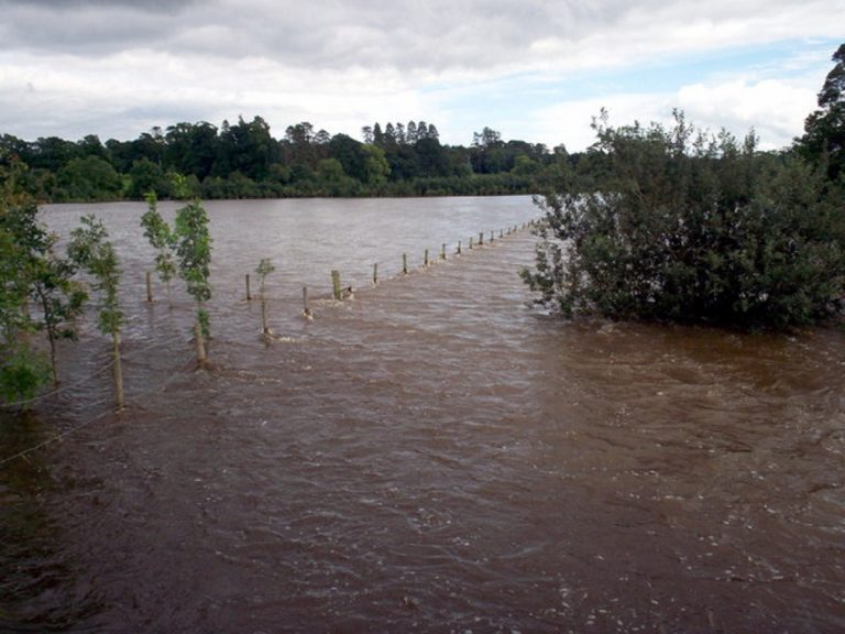 Esondazione in corso del fiume, acqua e fango invadono le strade. Linea ferroviaria chiusa – VIDEO di quanto sta accadendo in Liguria Esondazione in corso del fiume, acqua e fango invadono le strade. Linea ferroviaria chiusa – VIDEO di quanto sta accadendo in Liguria