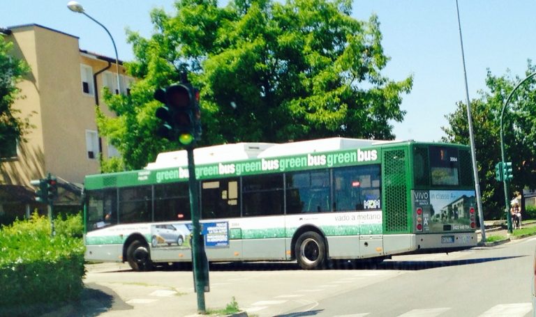 Terribile schianto dell’autobus carico di passeggeri: ci sono gravi feriti trasportati in ospedale e soccorritori in azione. Foto da Roma