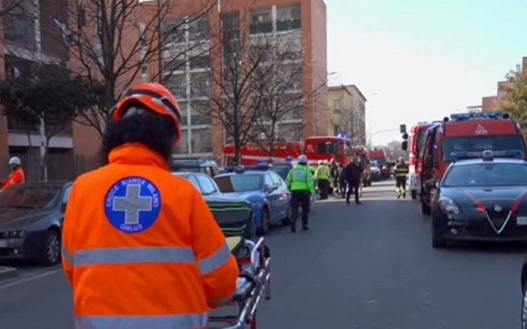 Le fiamme avvolgono il palazzo, evacuate una trentina di ...