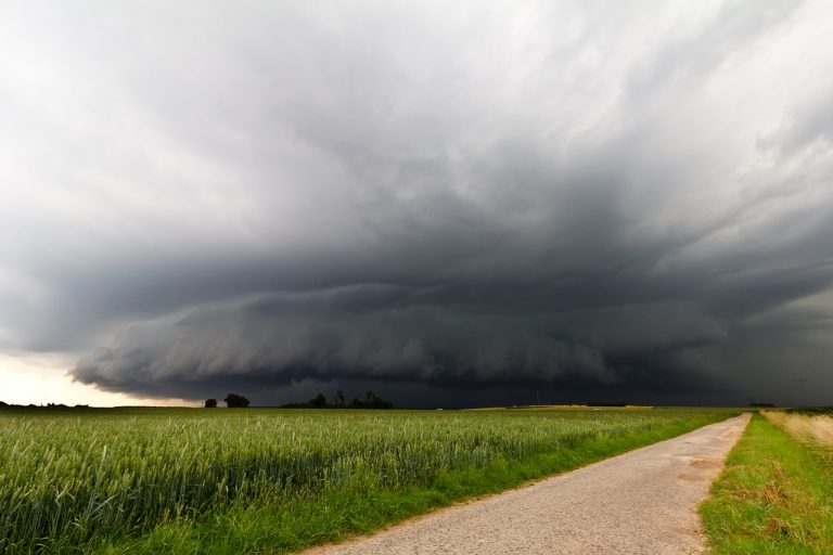 PREVISIONI METEO – MALTEMPO incessante sul nostro Paese, ancora PIOGGE e violenti TEMPORALI in arrivo, ecco quando