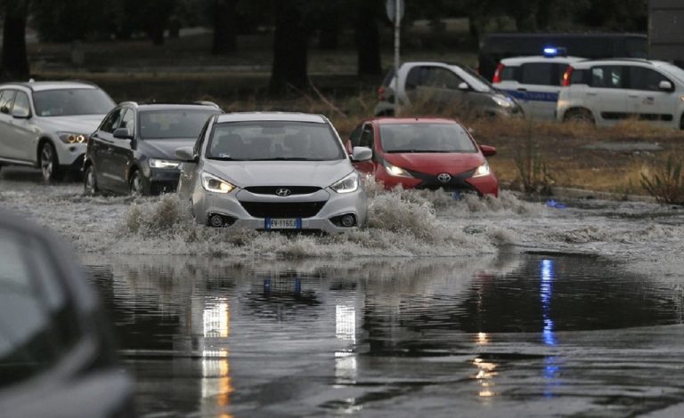 Cronaca meteo – Maltempo nel Comasco, sottopassi allagati e automobilisti salvati dai Vigili del Fuoco
