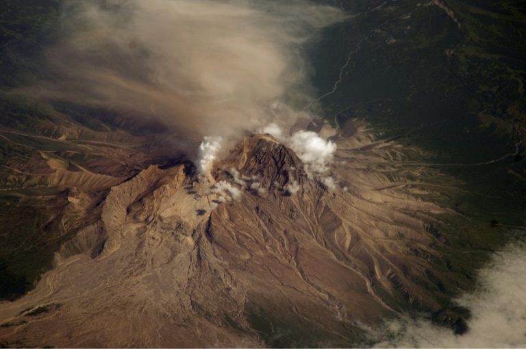 Il vulcano Shiveluch è esploso: colonna di cenere si sta alzando in cielo