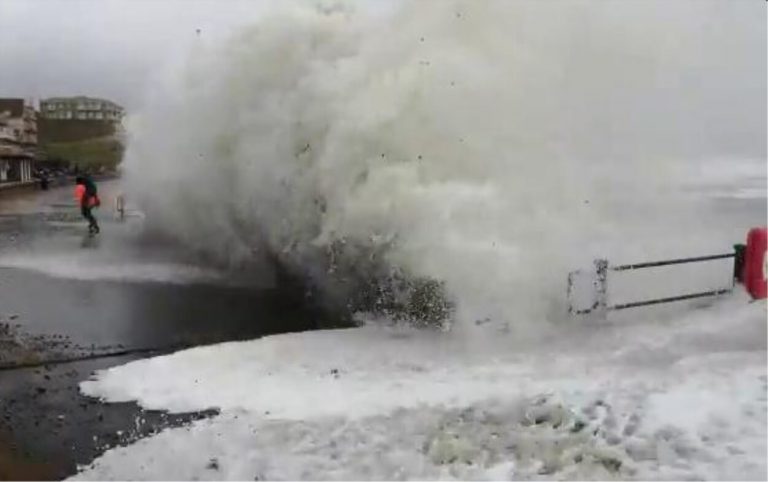 Onda gigante si abbatte sul molo: uomo e bambini vengono travolti nel Regno Unito. Il VIDEO