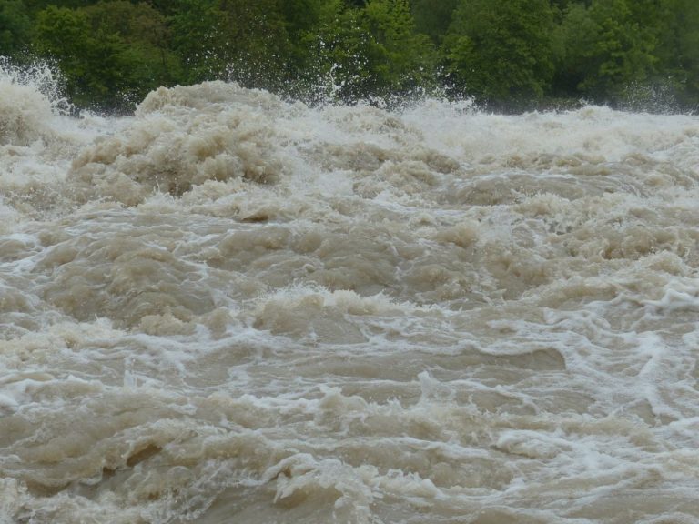 Inondazioni e fiumi di fango stanno flagellando l’Inghilterra: ci sono evacuazioni e almeno una vittima . FOTO