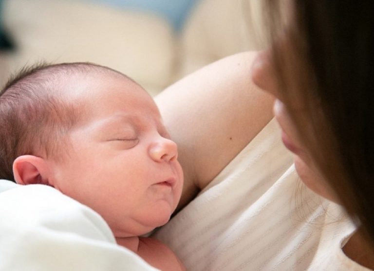 Neonati, l’odore della mamma può fare un effetto speciale: ecco quale