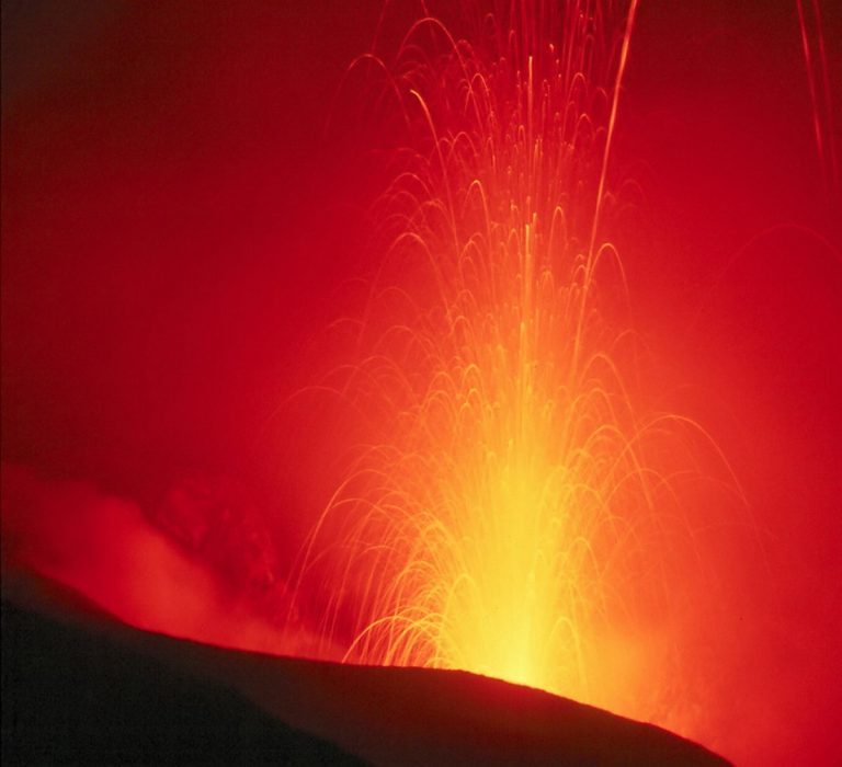 Il vulcano è esploso all’improvviso poco fa: è la più grande eruzione degli ultimi anni. VIDEO di quanto sta accadendo in Giappone