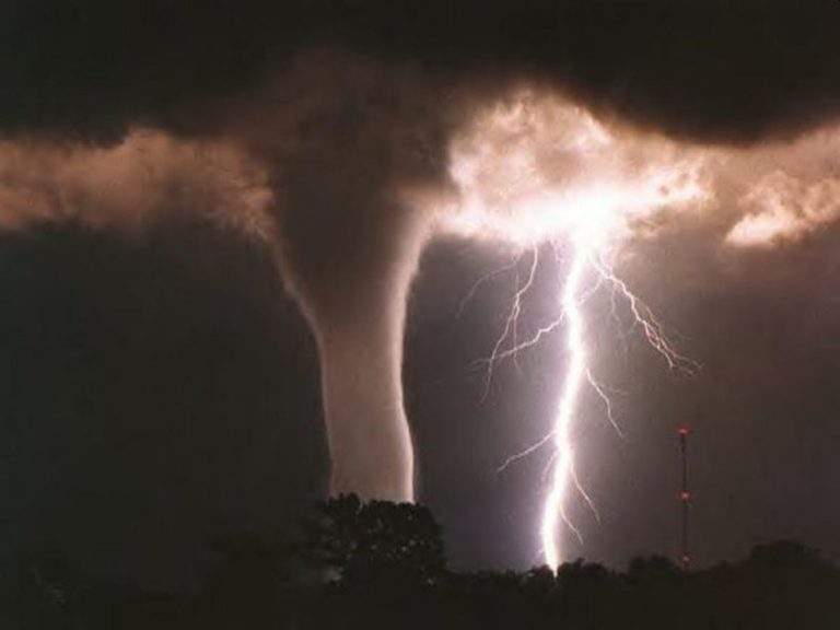 Tromba d’aria colpisce Licata: tetti scoperchiati e attimi di paura tra la popolazione. FOTO Tromba d’aria colpisce Licata: tetti scoperchiati e attimi di paura tra la popolazione. FOTO