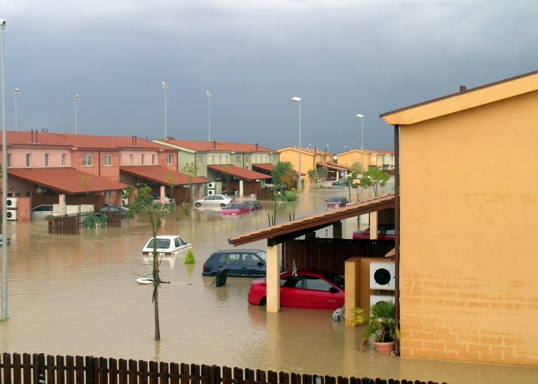 METEO – Violenti NUBIFRAGI si abbattono su MATERA, le strade diventano fiumi in piena, l’acqua entra nelle abitazioni! Danni e disagi, VIDEO