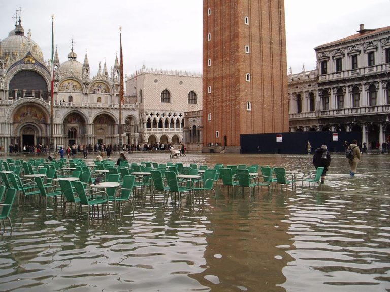 VENEZIA SOTT’ACQUA – Il maltempo sta devastando l’Italia: situazione disastrosa e marea da record in città. Ci sono due morti e persone soccorse, il video