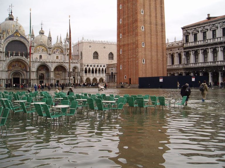 VENEZIA SOTT’ACQUA – Il maltempo sta devastando l’Italia: situazione disastrosa e marea da record in città. Ci sono due morti e persone soccorse, il video VENEZIA SOTT’ACQUA – Il maltempo sta devastando l’Italia: situazione disastrosa e marea da record in città. Ci sono due morti e persone soccorse, il video