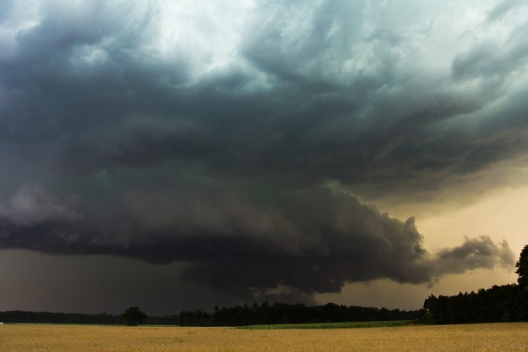 METEO DIRETTA – ATTENZIONE, violenti TEMPORALI e NUBIFRAGI flagellano il Veneto, rischio frane elevato! I dettagli