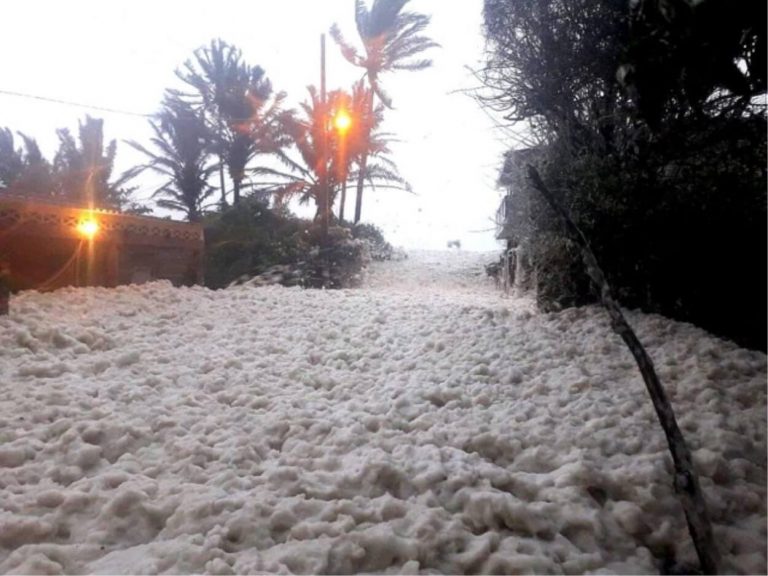 Schiuma come neve invade la città costiera: ci sono strade e abitazioni sommerse. Un fenomeno misterioso, il VIDEO da Tabasco