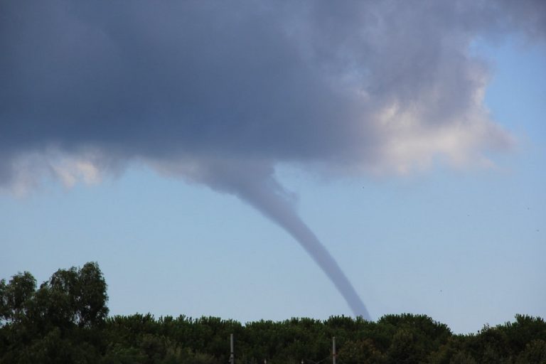 Violenta tromba d’aria si abbatte su Orbetello: tetti scoperchiati e danni – VIDEO Violenta tromba d’aria si abbatte su Orbetello: tetti scoperchiati e danni – VIDEO