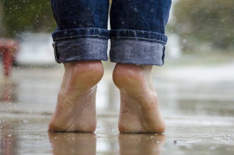 Camminare a piedi nudi rafforza le connessioni nervose tra piedi e cervello: i risultati di una ricerca