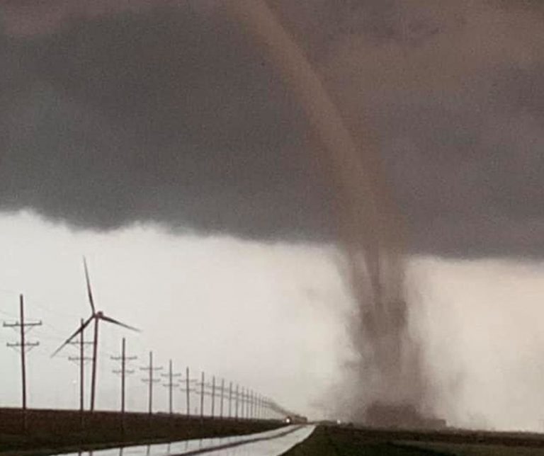 Tornado piuttosto raro colpisce la Nuova Zelanda: ci sono danni ingenti, tetti scoperchiati e due feriti. Il VIDEO