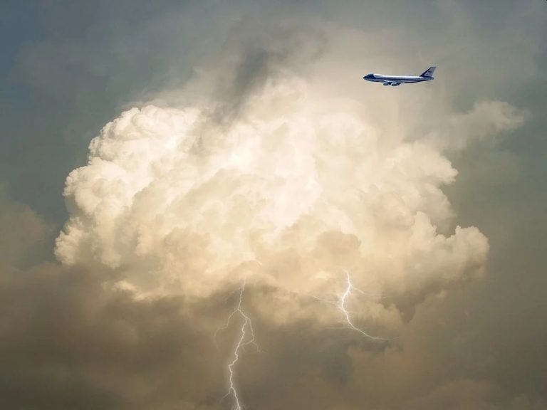 MALTEMPO – Fulmini si abbattono a pochissimi metri dall’aereo a Christchurch, Nuova Zelanda: momenti di paura tra i passeggeri a bordo. Ecco quanto accaduto