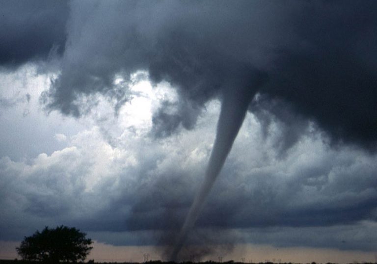 METEO- Enorme tromba d’aria poco fa: stupore e momenti di paura nella popolazione. Le FOTO di quanto si è verificato poco fa a Ischia