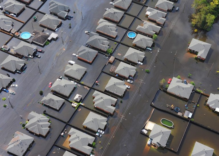 METEO – Forti e persistenti NUBIFRAGI mandano sott’acqua la LIGURIA: diversi SFOLLATI e persone ISOLATE, VIDEO