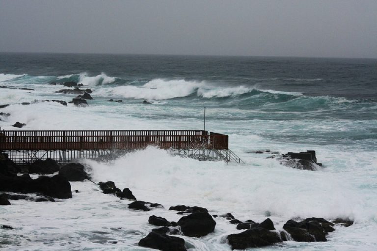 Mareggiata in Liguria: le onde travolgono la passeggiata di Alassio