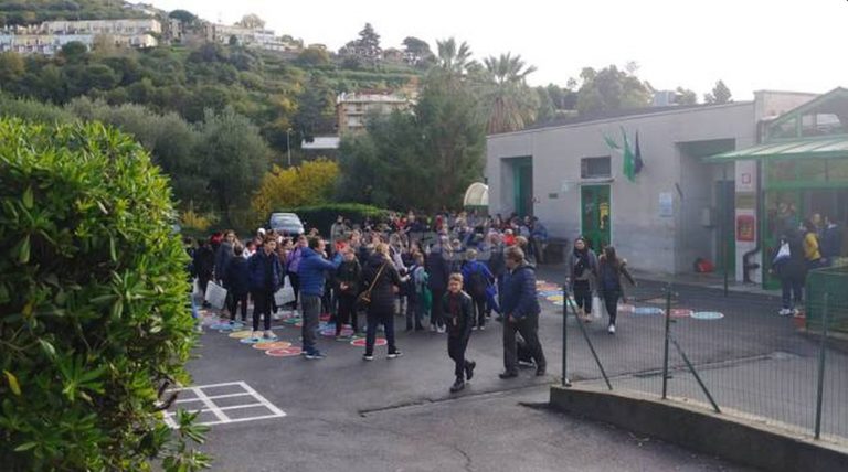 MALTEMPO – Grossa frana minaccia la scuola: professori e studenti evacuati. Attimi di paura, ecco cosa è accaduto in Liguria