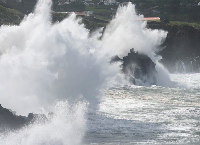 Violenta mareggiata danneggia gravemente parte del lungomare a San Leone: ci sono danni in Sicilia. Situazione difficile causa maltempo