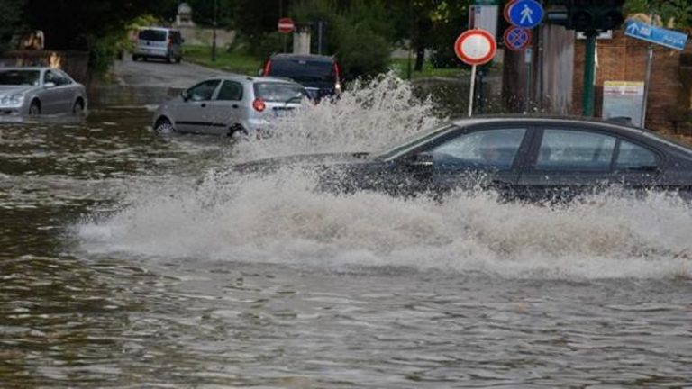 Meteo – Nubifragio e grandine si abbattono su Como, macchine intrappolate nei sottopassi allagati Meteo – Nubifragio e grandine si abbattono su Como, macchine intrappolate nei sottopassi allagati