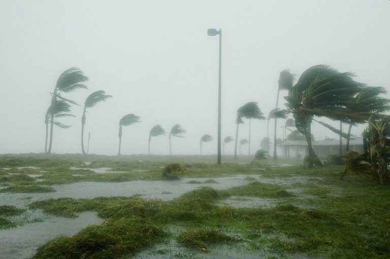 MALTEMPO: Piogge alluvionali in Grecia. Esondazioni e fiumi di fango travolgono strade e abitazioni. Ci sono tre morti