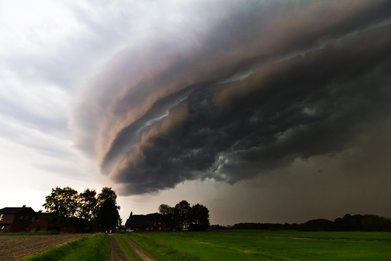 METEO – PIOGGE e ACQUAZZONI tengono sotto scacco l’ITALIA, la Protezione Civile dirama l’ALLERTA, ecco le città interessate