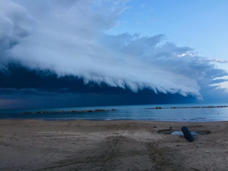 METEO – In ITALIA è tornato il MALTEMPO con PIOGGE e ACQUAZZONI, ecco l’evoluzione delle prossime ore