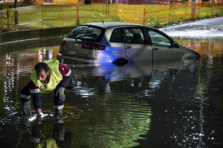 METEO – Maltempo sull’Italia: violento NUBIFRAGIO a Sassano, nel salernitano. Allagamenti e soccorritori sul posto. Tutti i dettagli